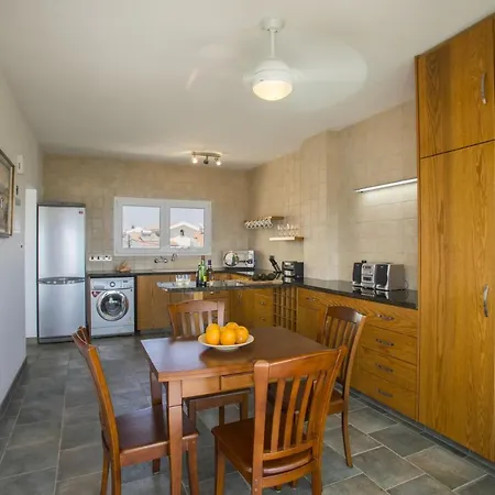 Imagine You And Your Family Renting This Perfect Holiday Minutes From The Beach, Larnaca 1383 빌라 *